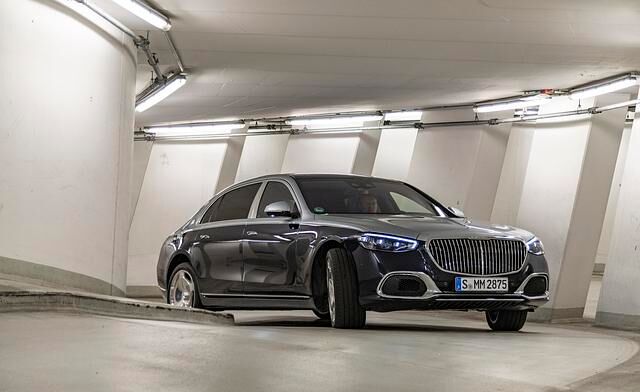 Durchschnittliche Parkhäuser dürften zum feindlichen Revier erklärt werden, selbst wenn die Limousine über eine optionale Hinterachslenkung verfügt