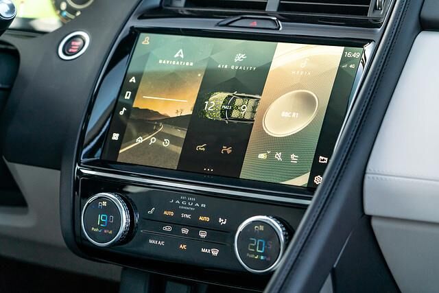 Am Infotainment indessen haben die Techniker gearbeitet und die Bedienung drastisch simplifiziert