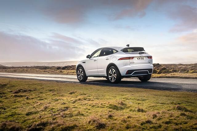 Der Jaguar E-Pace kostet als P300e AWD ab 58.340 Euro