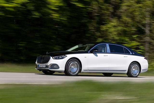 In der Basis (S 580) für 164.500 Euro treibt die Limousine standesgemäß ein über 500 PS starker Mildhybrid-Achtzylinder-Biturbo von AMG an