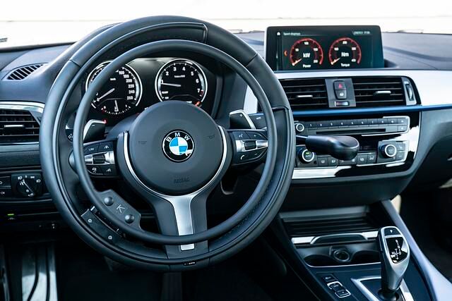 Die Trainings-Boliden sind so umgerüstet, dass sie per Hand gesteuert werden können