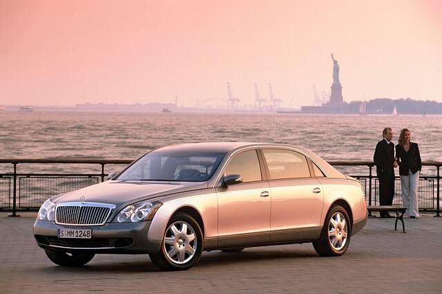 Weltpremiere für die neuen Maybach-Zwölfzylinder-Limousinen noch ohne Typenkennung auf dem Genfer Salon 2002