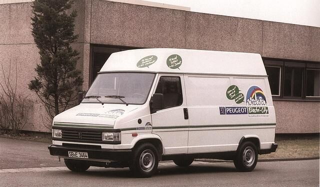 Der Peugeot J5 geht 1989 als Transporter mit E-Motor und 28 Nickel-Cadmium-Akkus, die 70 Kilometer Reichweite ermöglichen, in Kleinserie