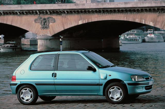 1992 geht elektrische Peugeot 106 in Serie. Der 106 Electric bietet eine citytaugliche Reichweite von bis zu 85 Kilometern und kann an jeder Haushaltssteckdose aufgeladen werden