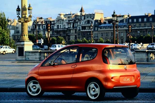 1994 debütiert der Peugeot Ion als 3,32 Meter kurzes Stadtauto. Der Peugeot Ion bleibt Concept, geht nicht in Serie 