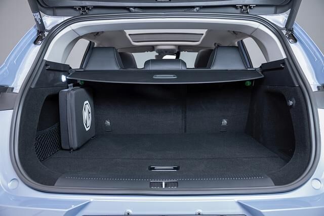 Mit einer maximalen Anhängelast von 750 Kilogramm und 357 bis maximal rund 1.400 Liter Kofferraum spielt der Marvel auf Augenhöhe des ähnlich langen Jaguar iPace