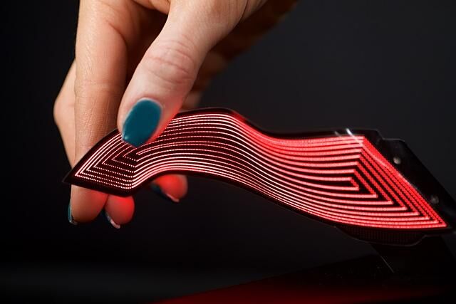 Bei der Flecsform-Lösung lassen sich sehr viele kleine Lichtpunkte auf kleinem Bauraum bündeln