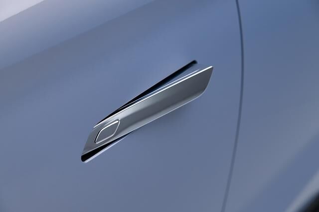 Die ausfahrbaren bündig in die Karosse eingelassenen Türgriffe gefallen