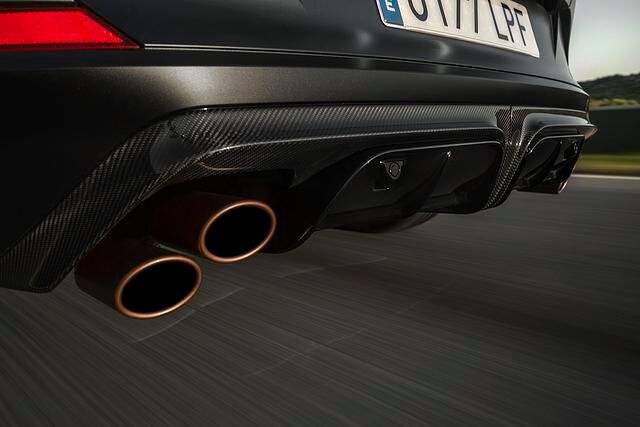 Für sportliche Optik sorgen in Carbon gefertigte Außenteile wie etwa der markante Heckdiffusor mit vier Auspuffendrohren