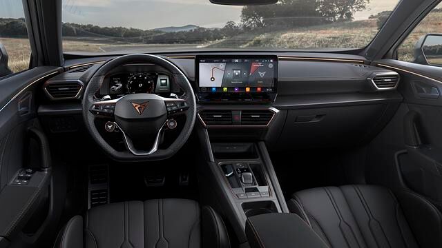 An Bord sind ein Sportlenkrad mit Schaltwippen, farblich auffällige Ziernähte sowie Applikationen in Kupfer- und Alu-Optik