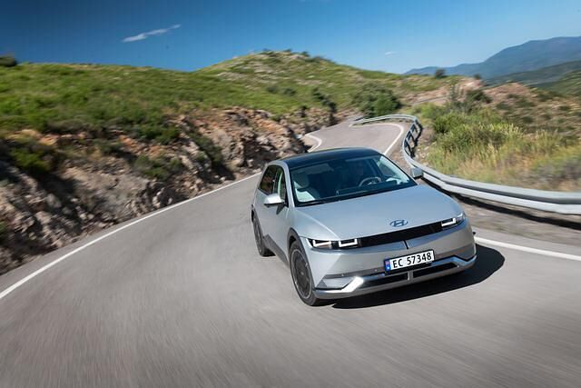 Als besonders hartnäckig erweist sich die automatische Spurhaltung, die ständig piept und den Ioniq 5 wieder zwischen die Linien zurücklenken will