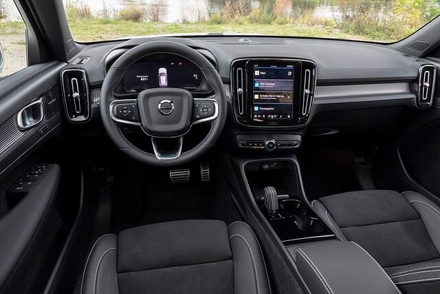 Das Cockpit ist skandinavisch-klar eingerichtet