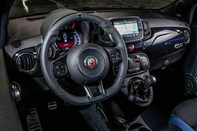 Auch im Innenraum bietet das Sondermodell das spezielle Ymaha-Blau