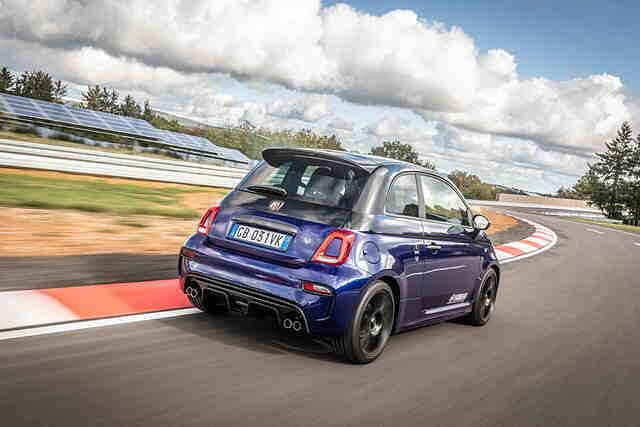 Den Abarth 595 erkennt man am Yamaha-Blau und seinen vier Auspuffendohren