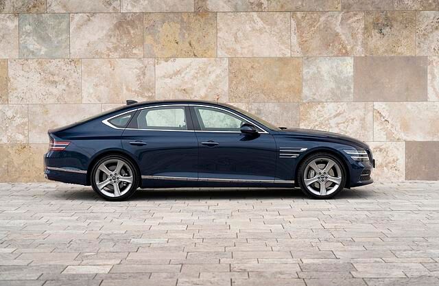 Dass es den Koreanern bei dem Stufenheck trotz der übermächtigen Wettbewerber an Selbstbewusstsein nicht mangelt, zeigt nicht nur das stolze Design