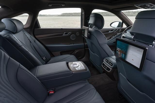 Und Platz gibt es bei 3,01 Metern Radstand auf allen Plätzen mehr als genug. 