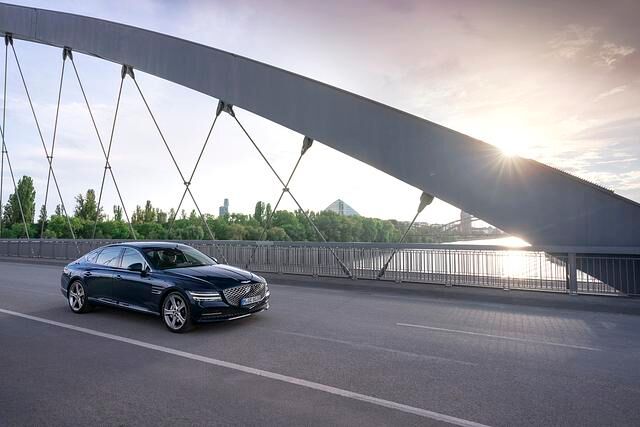 Der G80 erinnert mit seinem riesigen Chromgrill an Bentley und fängt mit seiner markanten LED-Signatur mit zwei horizontalen Leuchtelementen an Bug, Flanke und Heck die Blicke