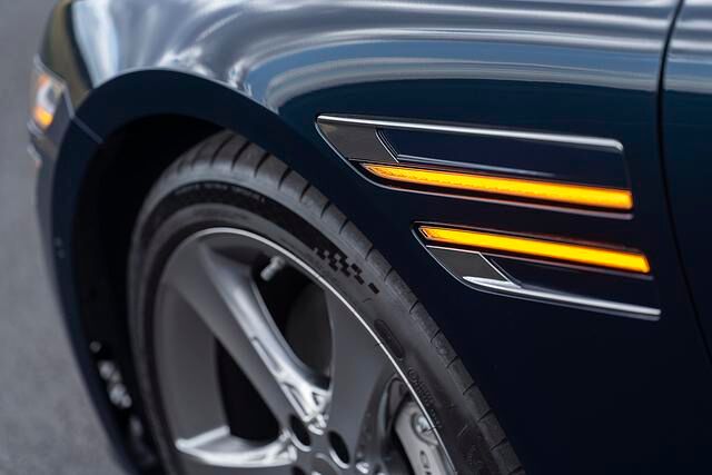 Zwei horizontale Leuchtelemente finden sich auch in den Flanken