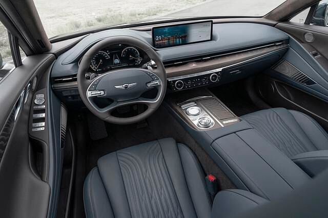 Feines Leder, schmucke Nähte, offenporiges Holz und viel Liebe zum Detail bei Schaltern und Tastern lassen auf Anhieb Oberklasse-Flair aufkommen