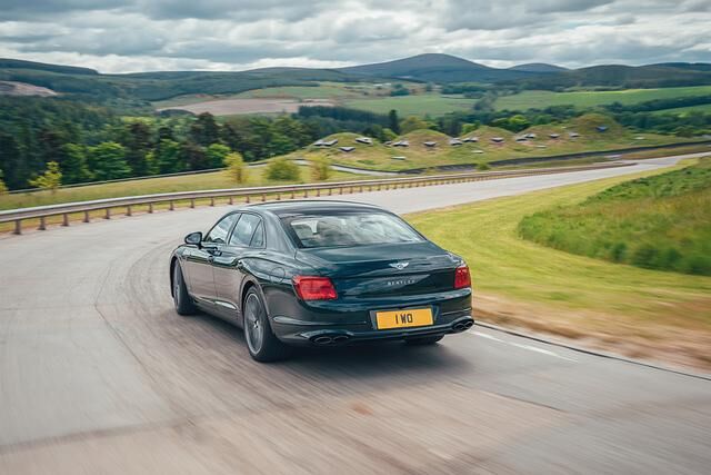 Äußerlich unterscheidet sich der Flying Spur Hybrid nur mit einer zweiten Tankklappe von seinen V8- und V12-Brüdern