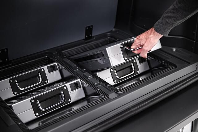 Unter dem Kofferraumboden steckt die vierteilige Traktionsbatterie, deren Einzelpakete sich einfach entnehmen lassen