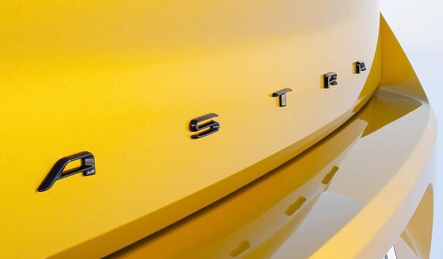 Modisch: Der Astra-Schriftzug prangt auf der Heckklappe