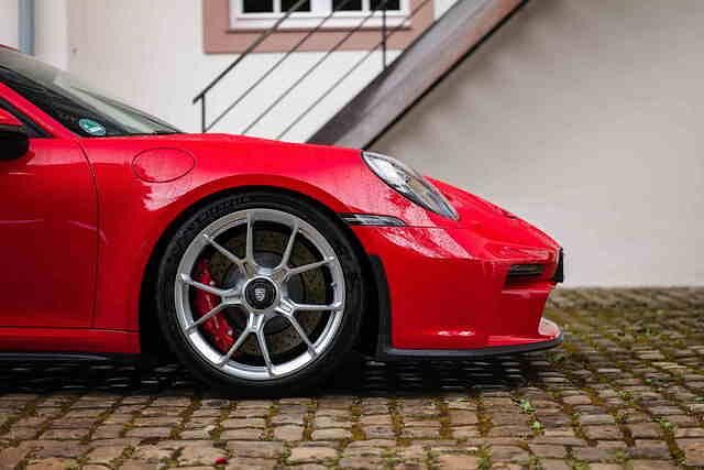 Der GT3 schmiegt sich besonders eng an den Asphalt