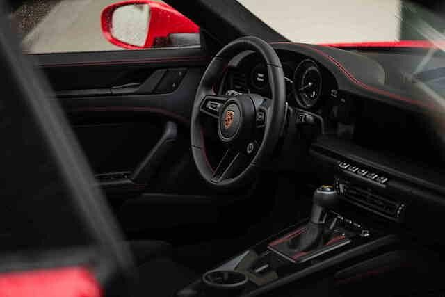 Der Arbeitsplatz im GT3 wirkt recht spartanisch, doch ist hier alles geboten, was man in einem modernen Luxusmobil erwarten würde