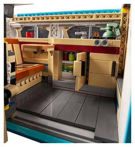 Das Modell verfügt über einen detailierten Innenausbau mit Küche, faltbarer Rückbank und Textilvorhängen