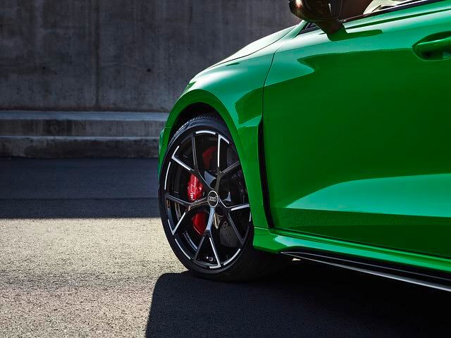 Unter anderem dank susgestellter Radhäuser mit Lüftungsschlitzen wirkt der RS3 bulliger als je zuvor 