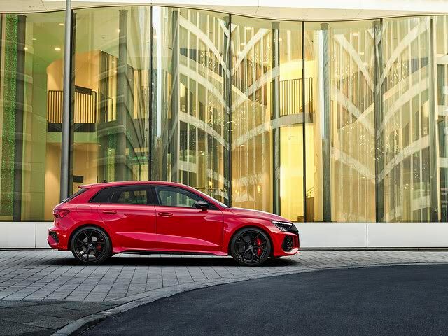 Vorne gibt es 245er-Reifen, hinten steht der RS3 auf 265er-Walzen