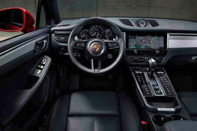 Die Mittelkonsole wirkt dank neuer Touch-Flächen anstelle haptischer Tasten aufgeräumter