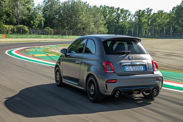 Zur Serienausstattung des Abarth F595 gehören etwa eine Record Monza „Sovrapposto“ Sportauspuffanlage mit vier Endrohren, 
