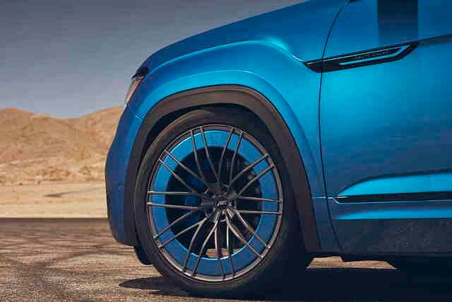 Hinter den Abt-Rädern schimmern die in Blau lackierten Bremssättel der Tarox-Bremsanlage durch