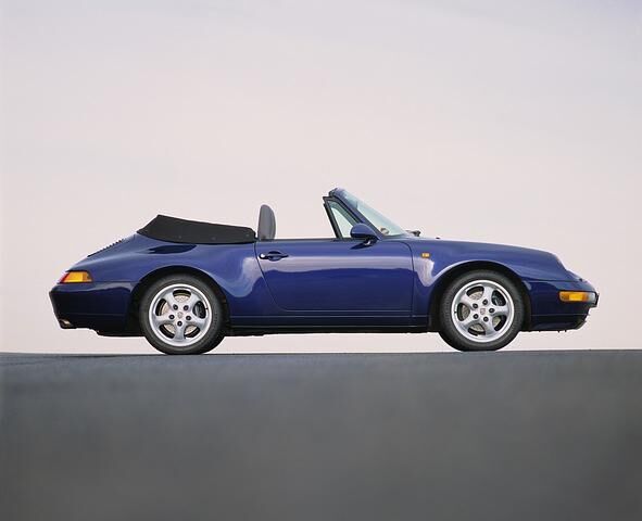 1994 debütierte das Cabrio der Baureihe 993 mit auffälligen Kotflügelverbreiterungen, flachen Scheinwerfern und einer kräftigen Leistungsspritze