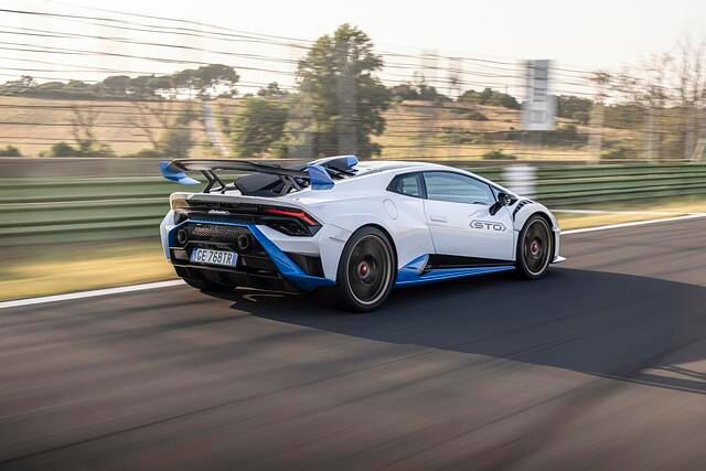 Er darf nicht nur auf der Rennstrecke gefahren werden, sondern hat auch eine Straßenzulassung