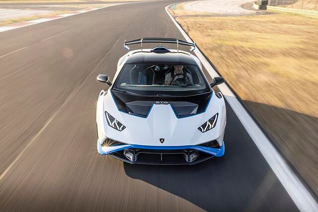 Martialisch und dennoch fast elegant ist die Frontpartie mit ihren Lambo-typischen Scheinwerfer-Schlitzen, in denen Tagfahr-LED ein gekritzeltes W oder zwei V nachzeichnen