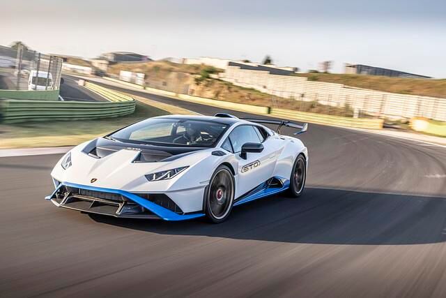 Haube, Kotflügel und vordere Stoßfänger sind zu einem Bauteil verschmolzen