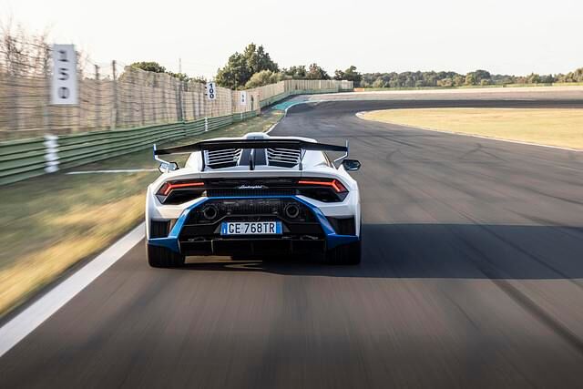 Dem ganzen Auto sieht man an, wieviel Kleinarbeit die Designer dem Thema Aerodynamik und dank reichlich Karbon auch dem Abspecken widmeten