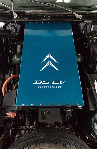 Vor allem im Motorraum des DS hat sich einiges getan. Beim blauen Kasten handelt es sich um die Batterie 