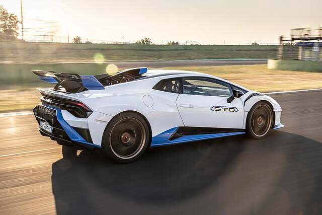 Nicht nur der horrende Preis von fast 300.000 Euro sorgt für Respekt, auch der Schub des Leichtgewichts mit seinem 470 kW/560 PS starken 5,2-Liter-Saugmotor