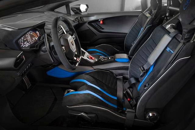 Festgeschnallt im Hosenträgergurt, mit bellendem Motor im Rücken und festem Griff am Sportlenkrad beginnt das Huracan-Erlebnis