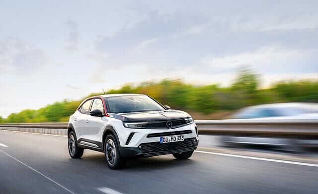 Der Elektromotor agiert so leise, im Anzug dynamisch aber insgesamt unemotional, wie es üblich ist