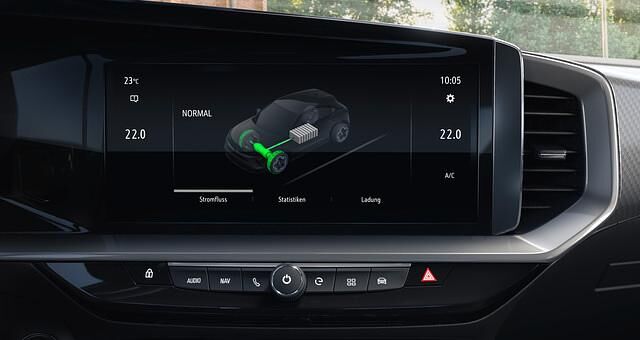 Die Bedienung des mit viel gut verarbeitetem Hartplastik eingerichteten Cockpits ist eingängig, es gibt anders als bei Wettbewerbern auch noch Knöpfe und Schalter für Direktzugriffe, etwa für die...