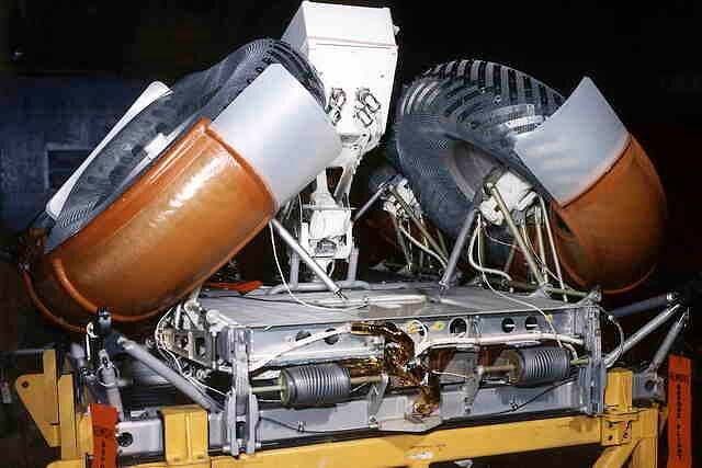 Um Platz zu sparen, wurde der Mondrover in gefalteter Form an der Mondlandefähre befestigt