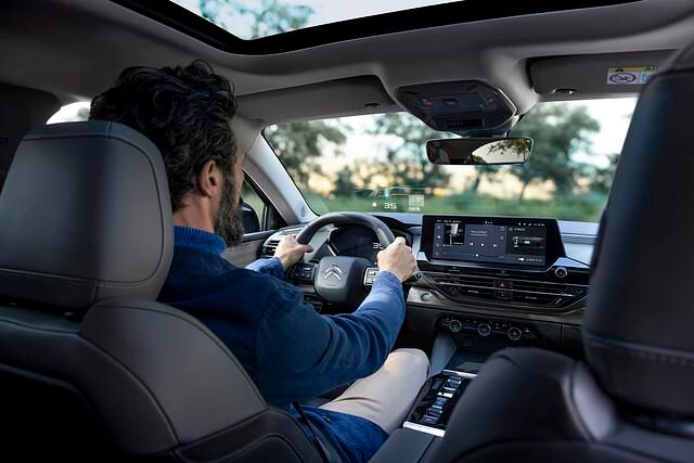 Der C5 X bietet diverse assistierte Fahrfunktionen, darunter ein aktiver Tempomat, der das Auto bis zum Stillstand herunterbremsen und auch wieder anfahren kann.