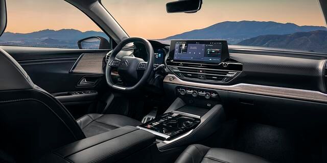 Ein 12-Zoll-Touchscreen bürgt für moderne Zeiten innen, dazu kommt ein Head-up-Display, das wichtige Fahrerinformationen direkt in die Scheibe und nicht auf ein kleines Plexiglaselement projiziert