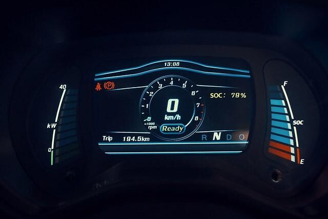 Das Kombiinstrument des Elaris Pio ist digital