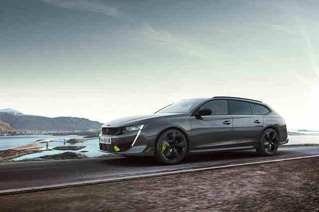 Der 508 PSE wird von einem Hybridsystem aus 1,6-Liter-Benziner und zwei Elektromotoren mit 265 kW/360 PS angetrieben