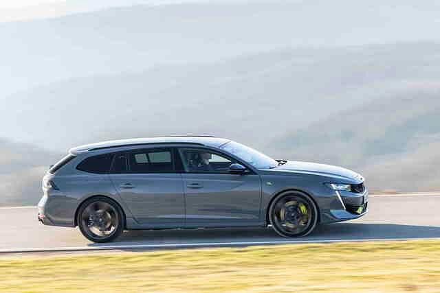 Knapp über 5 Sekunden dauert es, bis der 508 PSE aus dem Stand auf Tempo 100 sprintet